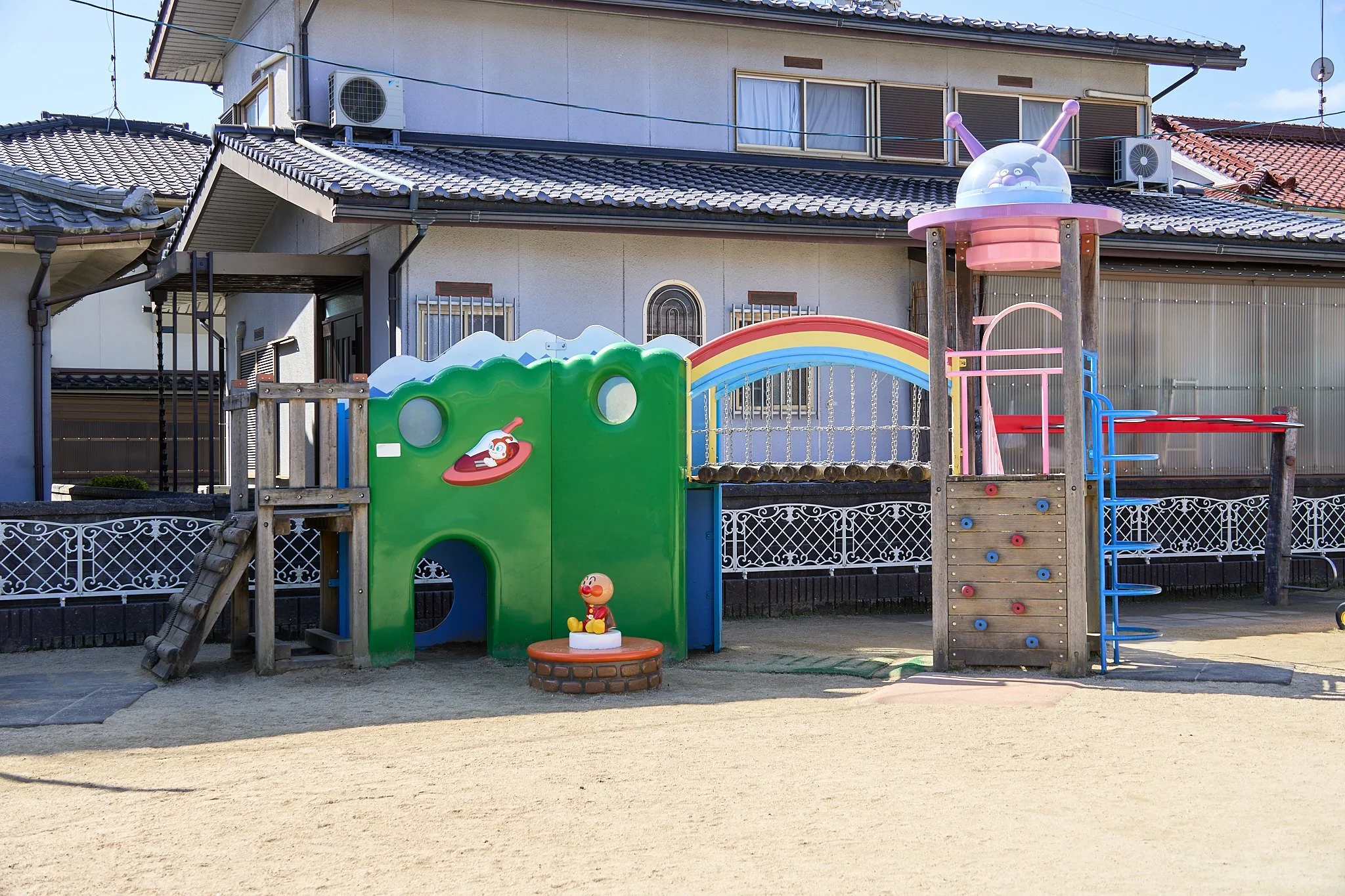 園庭の複合遊具とジャングルジム