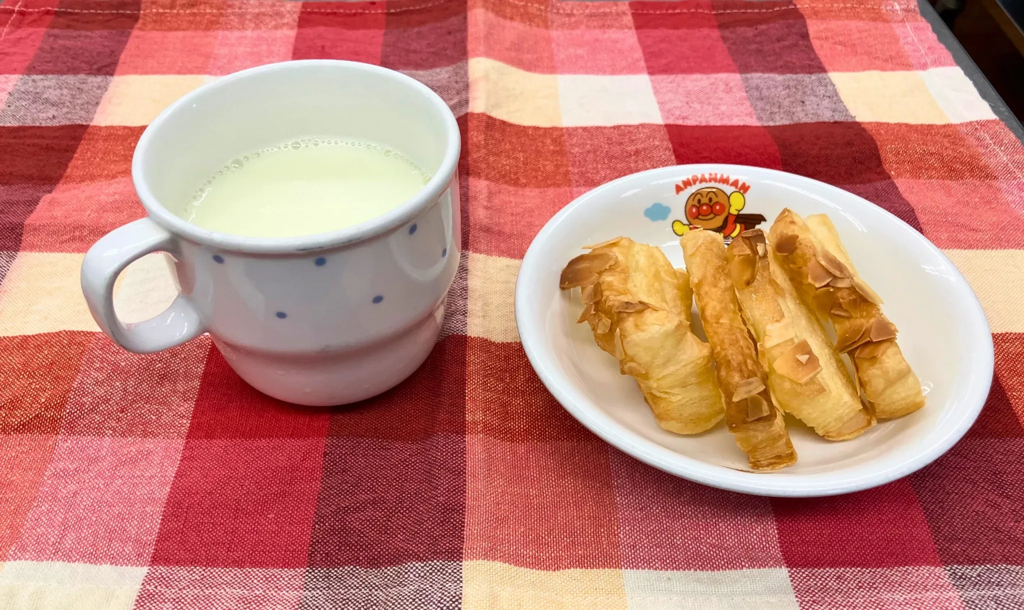 ある日のおやつ。牛乳と、アーモンドをのせたパイ