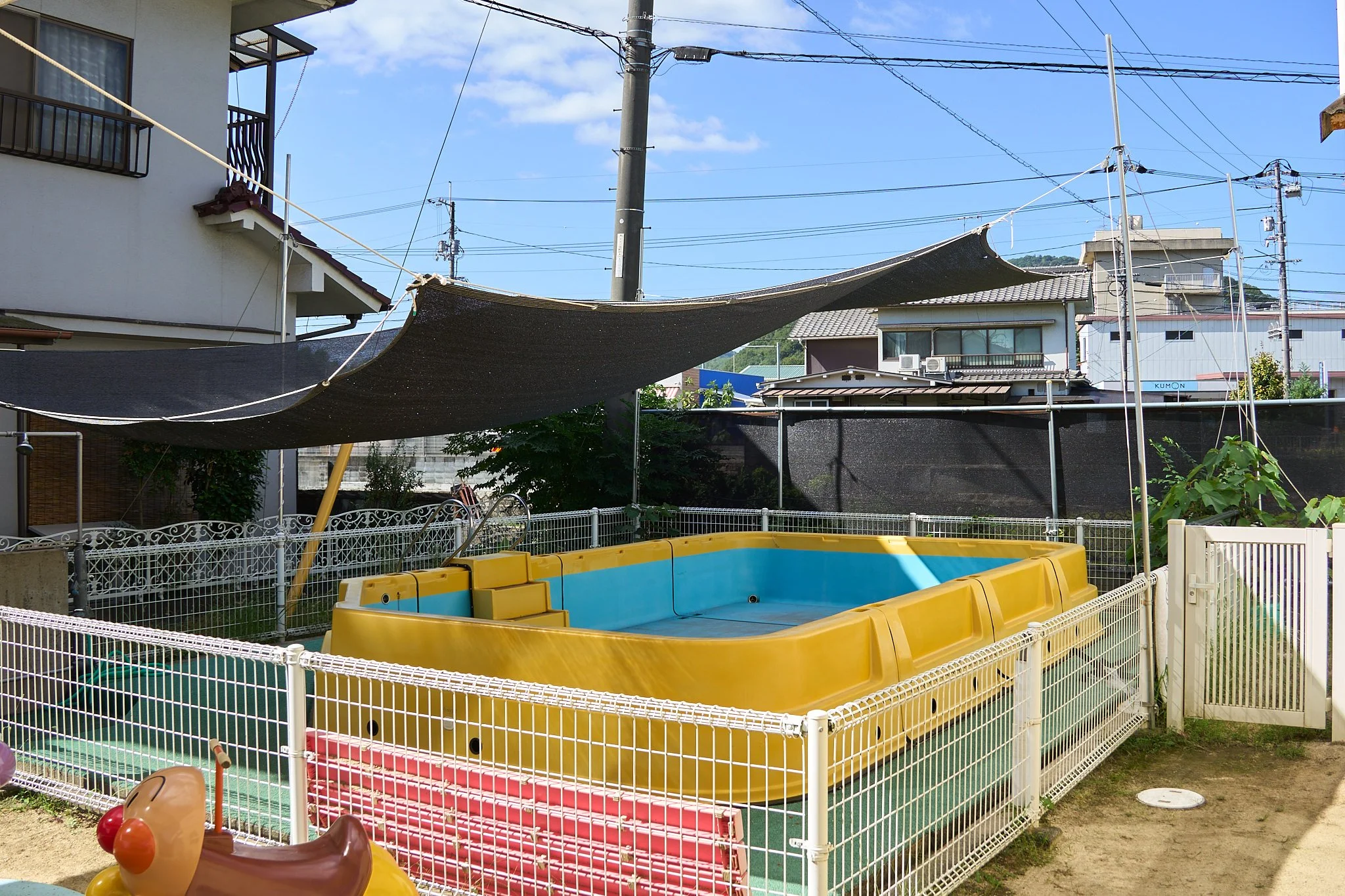 日よけを張った園庭のプール