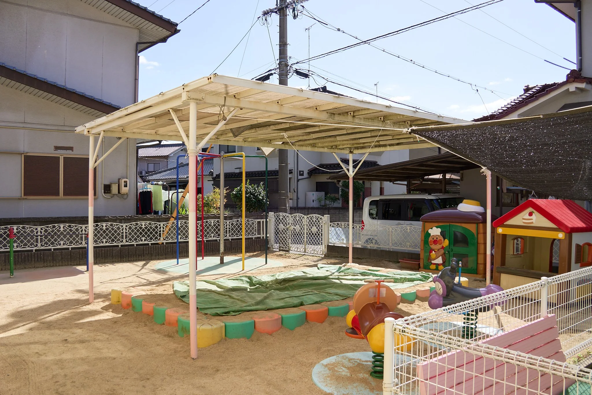 屋根つきの砂場と鉄棒