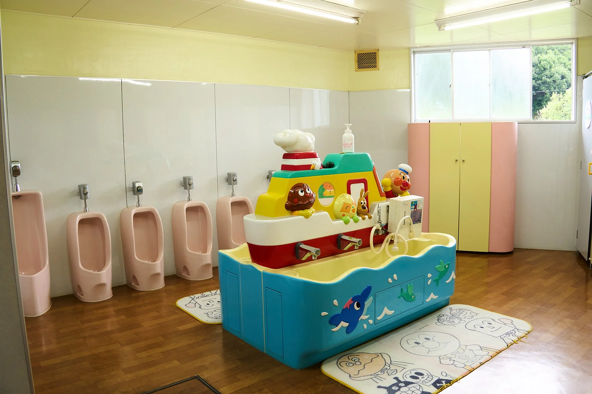 園児用のトイレと、船の形をした手洗い場